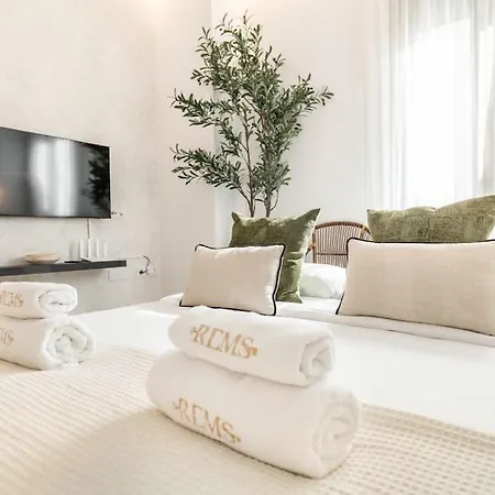 Delightful And Bright In Center By Rems *